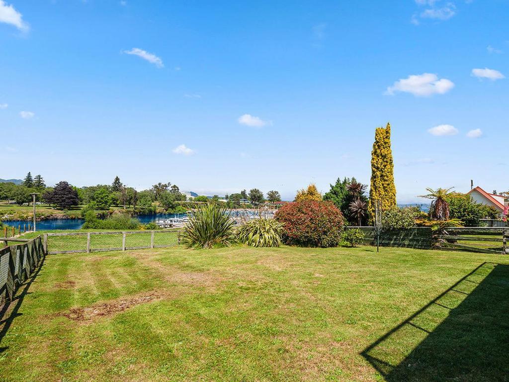 Central Riverside Retreat - Taupo Holiday Home Exterior photo