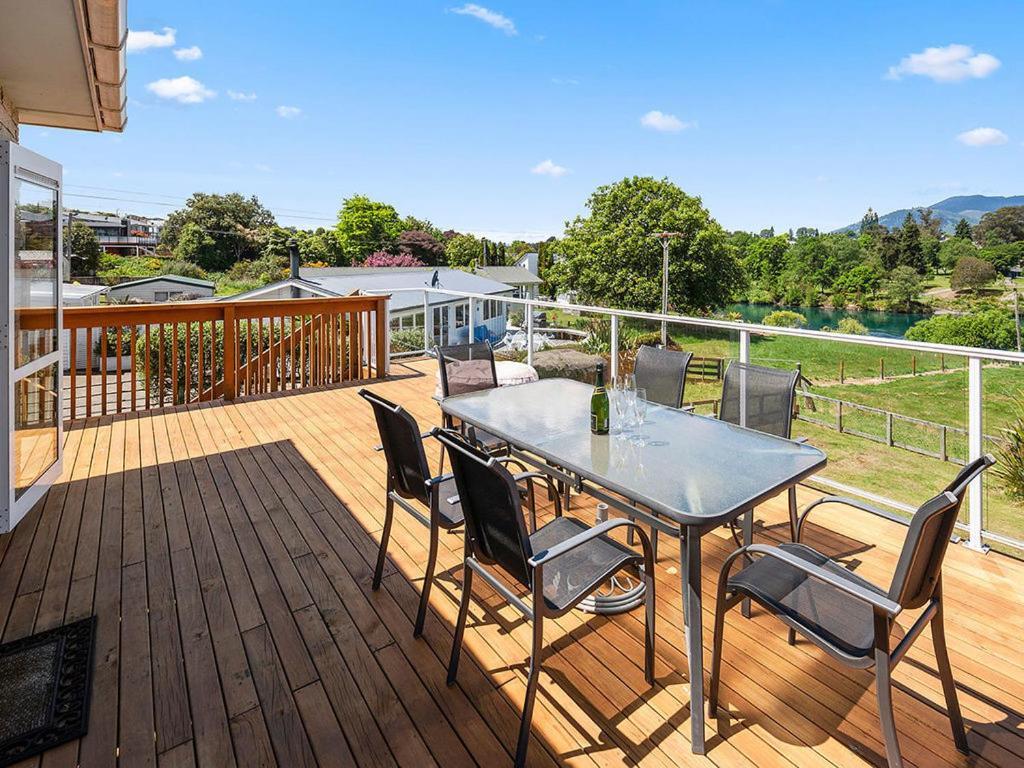 Central Riverside Retreat - Taupo Holiday Home Exterior photo